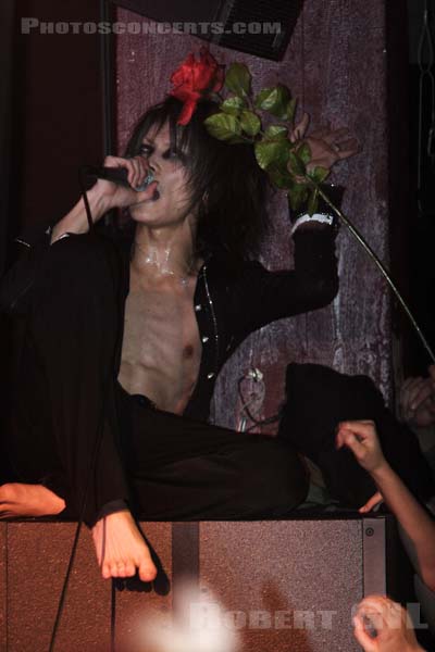 MERRY - 2006-12-03 - PARIS - La Maroquinerie - 